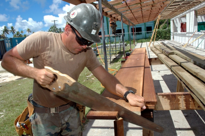 ebeniste-ST CEZAIRE SUR SIAGNE-min_worker_construction_building_carpenter_male_job_build_helmet-893290